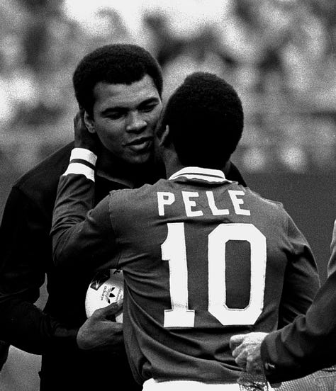 1-Pelé, retratado en 2001. JAMES LEYNSE (GETTY IMAGES). 2-Pelé observa el trofeo de la Copa Mundial durante un evento en París, en 2014. 3-Saliendo a hombros del estadio Azteca de México, el 21 de junio de 1970, tras ganar el Mundial. ALESSANDRO SABATTINI (GETTY). 4-Pelé abraza al boxeador Muhammad Ali. 5-Andy Warhol conversa con el futbolista brasileño en 1977. 6-Ante el cartel de una exposición en su honor en Londres, a finales de 2014. AURA (GETTY IMAGES). 7-Retrato de Pelé de 1970. SVEN SIMON (CORDON PRESS). 8-Pelé hace una chilena durante un partido amistoso contra la selección de Bélgica en Río de Janeiro, en 1965. 9-Pelé alza los brazos mientras recorre los Campos Elíseos de camino a una recepción en el Ayuntamiento de París en 1971.