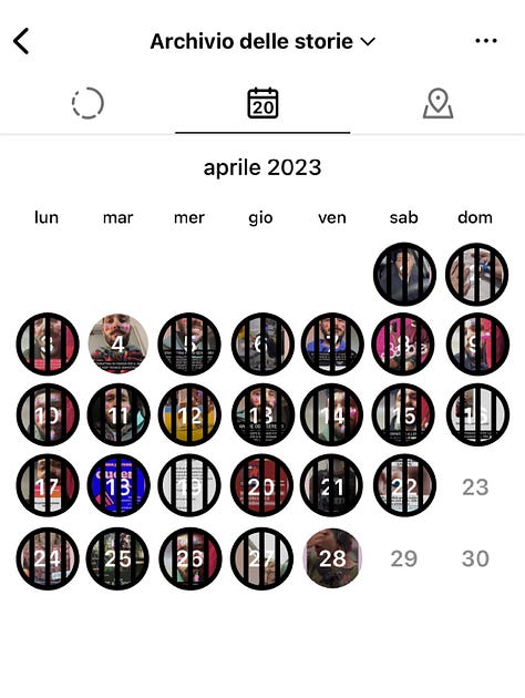 Aprile 2023, Su 30 giorni, in 27 sono presenti delle storie. In 25 è visibile lo sfondo di casa. Non ci sono storie con il cielo esterno. Maggio 2023, Su 31 giorni, in 29 sono presenti delle storie. In 24 è visibile lo sfondo di casa. In nessuna, il cielo esterno. Giugno 2023, su 30 giorni, in 27 sono presenti delle storie. In 23 è visibile lo sfondo di casa, in 4 il cielo esterno. 2 giorni consecutivi a inizio mese e 2 giorni consecutivi verso la metà. Luglio 2023, su 31 giorni, in 30 sono presenti delle storie. In 29 è visibile lo sfondo di casa. Non ci sono storie con il cielo esterno.. Agosto 2023, Su 31 giorni, in 23 sono presenti delle storie. In 19 è visibile lo sfondo di casa. In nessuna, il cielo esterno Settembre 2023, su 30 giorni, in 22 sono presenti delle storie. In 13 è visibile lo sfondo di casa. In 4 giorni consecutivi è visibile il cielo esterno, nella prima metà del mese. Ottobre 2023, su 31 giorni, in 17 sono presenti delle storie, distribuite nella prima metà del mese. In 13 è visibile lo sfondo di casa. In 3 giorni è visibile il cielo esterno, 1 nella prima metà del mese e in 2 consecutivi la settimana successiva. Novembre 2023, Su 30 giorni, in 15 sono presenti delle storie, distribuite nella seconda parte del mese. In 11 è visibile lo sfondo di casa. In nessuna, il cielo esterno. Dicembre 2023, Su 31 giorni, in 25 sono presenti delle storie. In 21 è visibile lo sfondo di casa. Non ci sono storie con il cielo esterno.