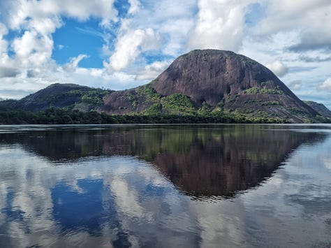 Navegando el río Inírida en medio de los Cerros de Mavicure