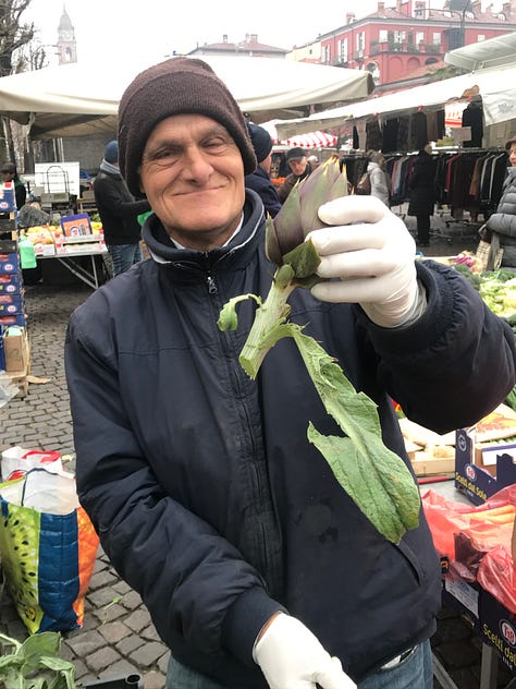 Images of a weekly Italian market, with lots of fresh produce and life