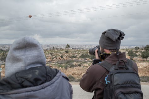入植者からの嫌がらせや暴力に備えてパレスチナ人の羊の放牧に同行するTa'ayushの活動家たち｜入植者とパレスチナ人の間で衝突が起きるとその様子をカメラで記録する｜記録した動画や写真は弁護士に送ったりSNS上に投稿する