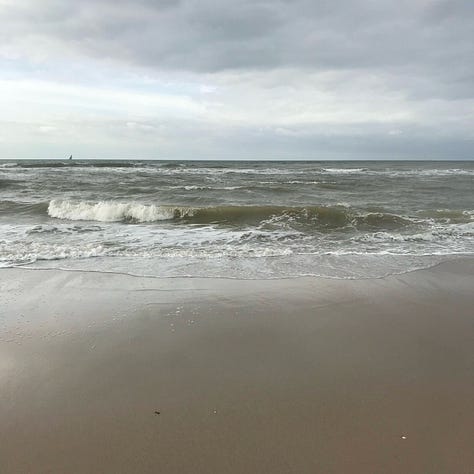 Foto 1: strand en zee, foto 2: Lobke en Jade al lachend met twee glazen wijn. Foto 3: foto van een oranje podium net daarop 4 mensen die net elkaar praten