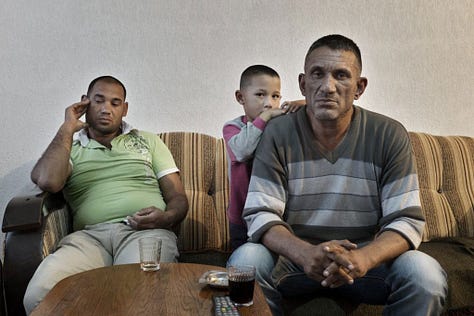 MATERIALI VIZUAL, ËSHTË NJË GALERI E FOTOGRAFIVE DOKUMENTARE TË REALIZUARA NGA LAURA AGGIO, FOTOGRAFE ITALIANE. JU LUTEM, SHFLETOJINI FOTOGRAFITË ME KUJDES DHE PËRPIQUNI TË LEXONI PËRMBAJTJEN E FOTOGRAFIVE PA I PARAGJYKUAR — © THEFRONTLINER.NET — QERSHOR 2015