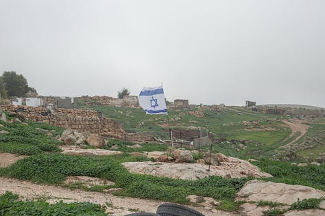 車のオイルで汚染された井戸｜入植者により破壊されたEU出資で建設されたパレスチナ人学校｜パレスチナ人の土地に立てられたイスラエル国旗