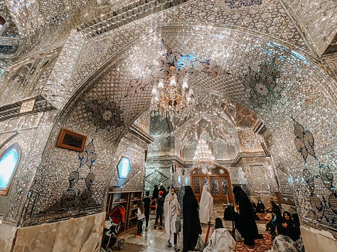 Imagens do interior do mausoléu de Shah Cheragh, em Shiraz, Irã