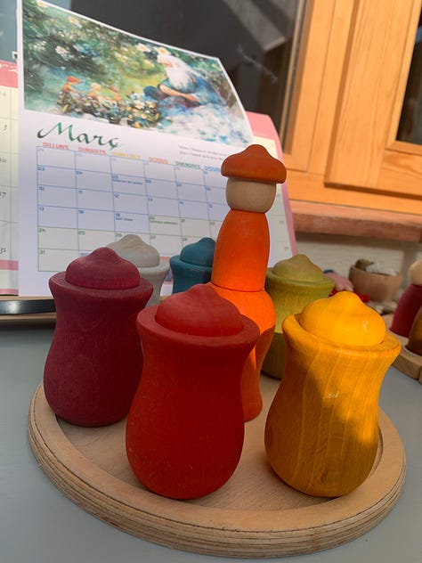 Fotos de pizarras de otoño, verano y un calendario Waldorf