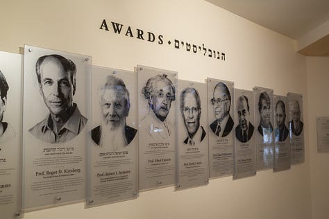 キャンパス入口に掲示されたユダヤ人の偉人達の肖像｜ヘブライ大学の学生の20%はアラブ人｜ヘブライ大学のテラスから望むエルサレム旧市街