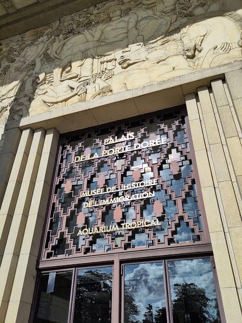 Détails de la façade du Palais de la Porte dorée, à Paris.