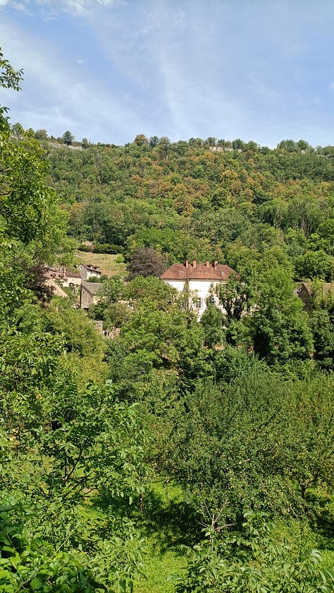 des paysages du Jura, beaucoup de vert, de l'eau, des vieilles pierres, des vignes, un musée, un petit hotel charmant, une place de village un chateau