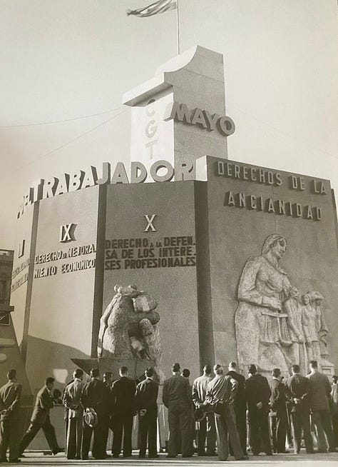 Carrozas alegóricas en la fiesta de los trabajdores el 1 de mayo de 1948. En la avenida 9 de julio. Fotos del Archivo General de la Nación. 