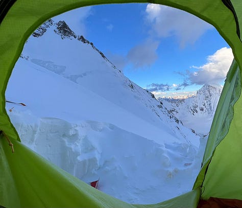 Ici, je suis à l'abri derrière une crête et je me suis enterré d'au moins un mètre dans la neige