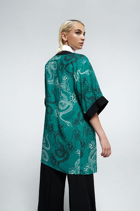 Kimono verde agua con vivo de terciopelo negro, jardinera negra con estampados blancos y rojos, jardinera negra con estampados blancos.