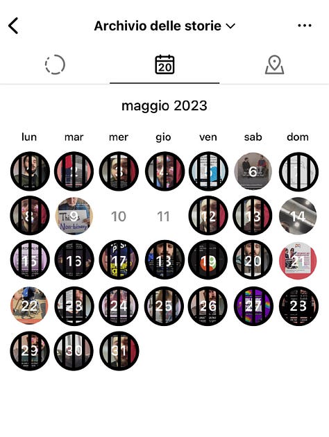 Aprile 2023, Su 30 giorni, in 27 sono presenti delle storie. In 25 è visibile lo sfondo di casa. Non ci sono storie con il cielo esterno. Maggio 2023, Su 31 giorni, in 29 sono presenti delle storie. In 24 è visibile lo sfondo di casa. In nessuna, il cielo esterno. Giugno 2023, su 30 giorni, in 27 sono presenti delle storie. In 23 è visibile lo sfondo di casa, in 4 il cielo esterno. 2 giorni consecutivi a inizio mese e 2 giorni consecutivi verso la metà. Luglio 2023, su 31 giorni, in 30 sono presenti delle storie. In 29 è visibile lo sfondo di casa. Non ci sono storie con il cielo esterno.. Agosto 2023, Su 31 giorni, in 23 sono presenti delle storie. In 19 è visibile lo sfondo di casa. In nessuna, il cielo esterno Settembre 2023, su 30 giorni, in 22 sono presenti delle storie. In 13 è visibile lo sfondo di casa. In 4 giorni consecutivi è visibile il cielo esterno, nella prima metà del mese. Ottobre 2023, su 31 giorni, in 17 sono presenti delle storie, distribuite nella prima metà del mese. In 13 è visibile lo sfondo di casa. In 3 giorni è visibile il cielo esterno, 1 nella prima metà del mese e in 2 consecutivi la settimana successiva. Novembre 2023, Su 30 giorni, in 15 sono presenti delle storie, distribuite nella seconda parte del mese. In 11 è visibile lo sfondo di casa. In nessuna, il cielo esterno. Dicembre 2023, Su 31 giorni, in 25 sono presenti delle storie. In 21 è visibile lo sfondo di casa. Non ci sono storie con il cielo esterno.