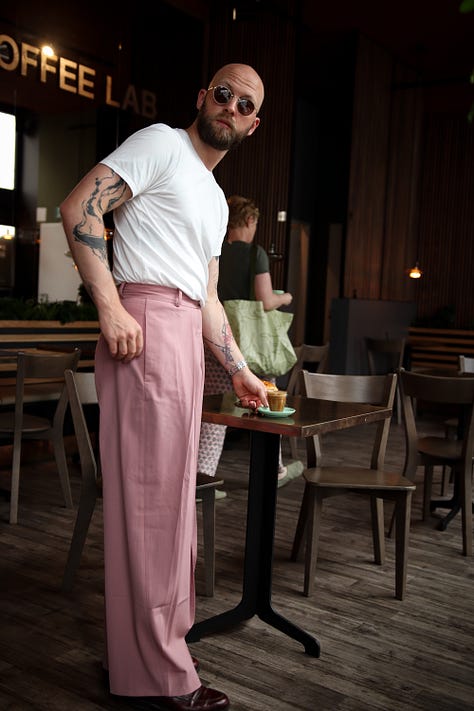 Altrosafarbene Hose mit weitem Hosenbein und ein weißes T-Shirt
