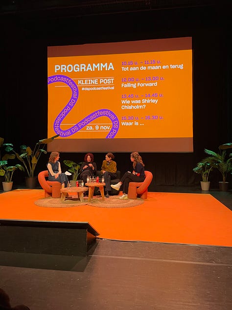 Foto 1: strand en zee, foto 2: Lobke en Jade al lachend met twee glazen wijn. Foto 3: foto van een oranje podium net daarop 4 mensen die net elkaar praten