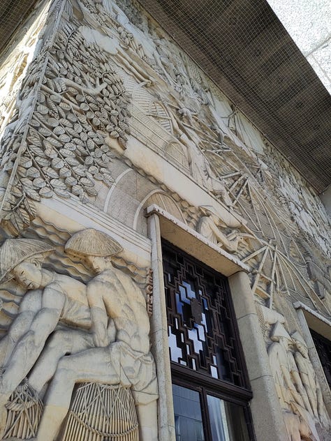 Détails de la façade du Palais de la Porte dorée, à Paris.