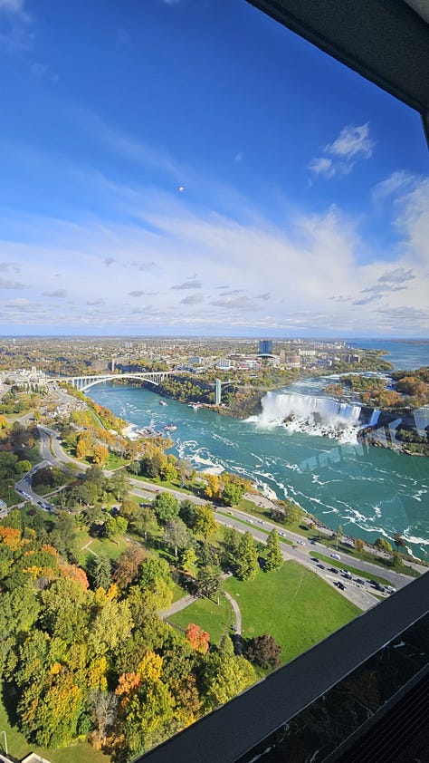 Paisaje de Cataratas de Niágara desde el helicoptero, bote y la torre Skylon.