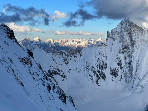 Ici, je suis à l'abri derrière une crête et je me suis enterré d'au moins un mètre dans la neige