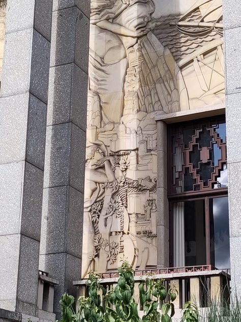 Détails de la façade du Palais de la Porte dorée, à Paris.