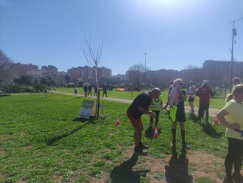 Sunny skies over the finish and the very green grass of the park