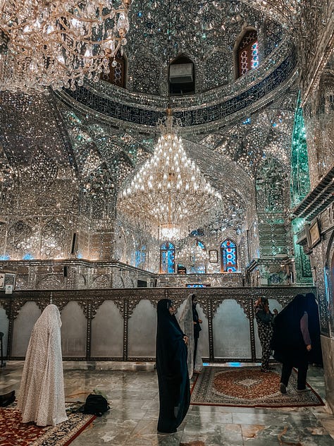 Imagens do interior do mausoléu de Shah Cheragh, em Shiraz, Irã