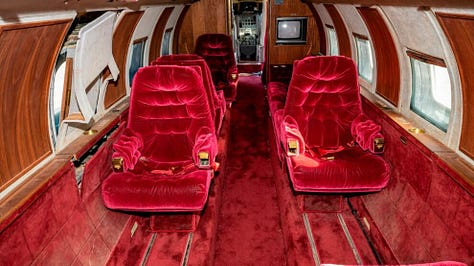 Interior y exterior del jet privado de Elvis, que ha sido subastado por 242.000 euros.