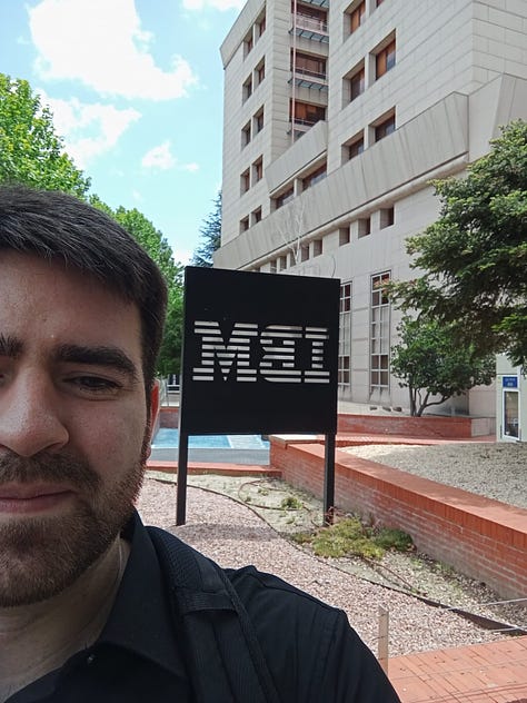 Afuera de las oficinas de IBM, en Madrid