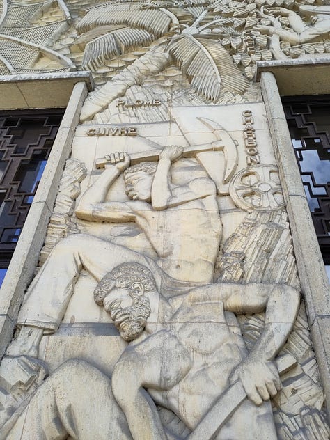 Détails de la façade du Palais de la Porte dorée, à Paris.