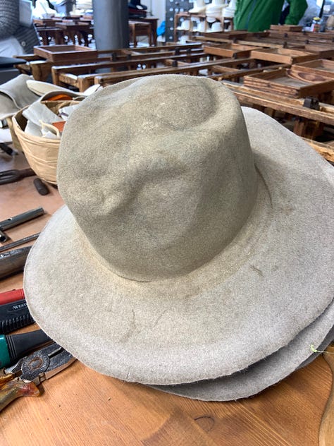 Production processes of everyday objects attract many. I'll show you how hats are made - from the dawn of time to today