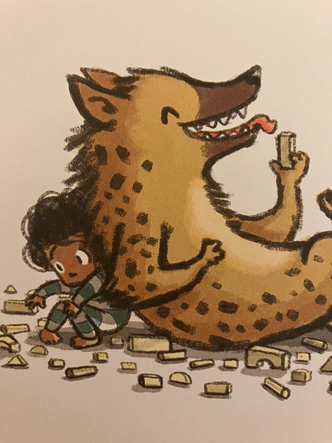 Una iena, un elefante e un orso con un bambino di circa 2 anni che indossa un pigiamone a righe.