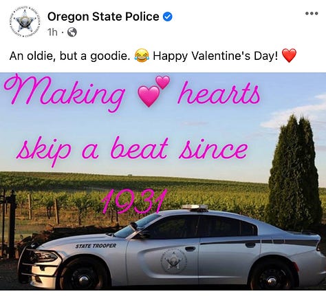 Las tres imágenes son capturas de pantalla de publicaciones en Facebook realizadas por las fuerzas del orden de Oregón con el mensaje de San Valentín "Making Hearts Skip a Beat Since..." ("Haciendo que los corazones se salten un latido desde...") y el año en que se formó el departamento.