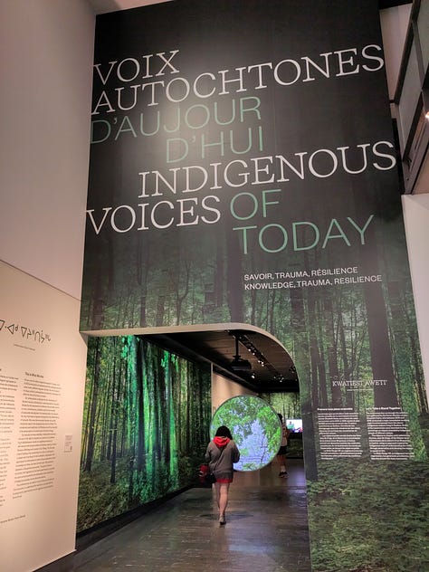 Vues de l'exposition "Voix autochtones d'aujourd'hui" au Musée McCord-Stewart, Montréal, 2023.
