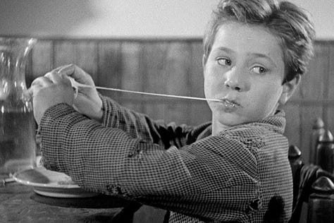 A father and son have a garlic bread dinner in The Bicycle Thief (Ladri di Bicilette or The Bicycle Thieves) (1948)  | Film Flavor: A Newsletter Surveying Food in Film