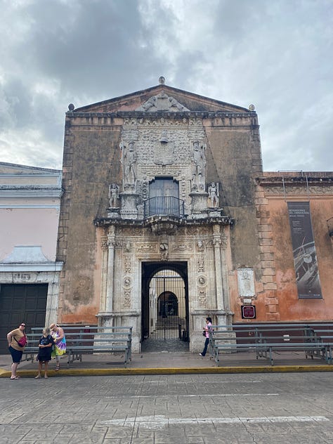 Photos of the exterior of the Case de Montejo