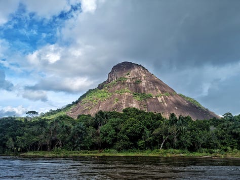 Navegando el río Inírida en medio de los Cerros de Mavicure