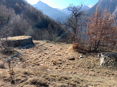 Hiking in Italy: mule track, sanctuary of Machaby, village Machaby, Forte Machaby, (Arnad) 