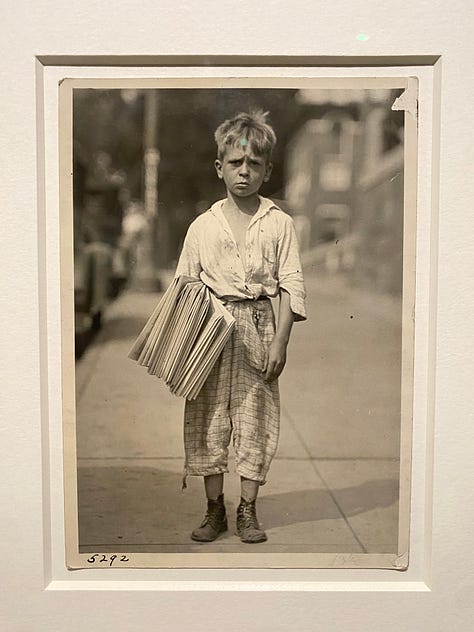 Le travail de Lewis Hine prena une dimension plus politique à partir de 1908 lorsque, dans le cadre de commandes du National Child Labor Committee (NCLC), il parcourt les États-Unis afin de témoigner de la violente réalité du travail des enfants. I use de méthodes variées pour diffuser ces images à un large public: projection de diapositives, reproduction dans des revues aux convictions progressistes (comme The Survey) ou encore production de panneaux d'exposition à partir de photomontages, qui rendent compte de l'engagement politique de ce pionnier de la photographie documentaire.