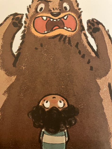 Una iena, un elefante e un orso con un bambino di circa 2 anni che indossa un pigiamone a righe.