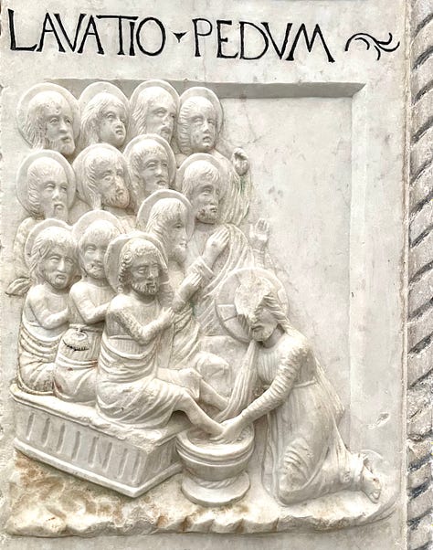 particolari del portale marmoreo raffigurante le scene della Passione