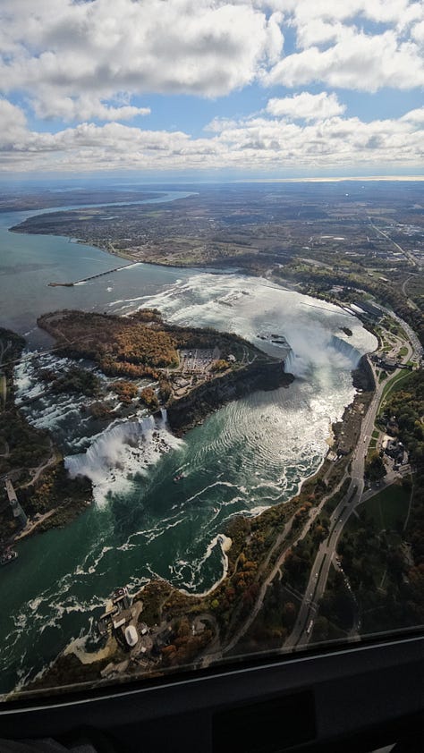 Paisaje de Cataratas de Niágara desde el helicoptero, bote y la torre Skylon.