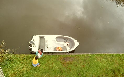 foto 1: foto vogelperspectief water, dan boot waar net twee kinderen instappen met daaronder gras. foto 2: landschap van Giethoorn. Water en groen. Foto 3: ik onder en blauwe lucht met wolken op een meer in een boot.