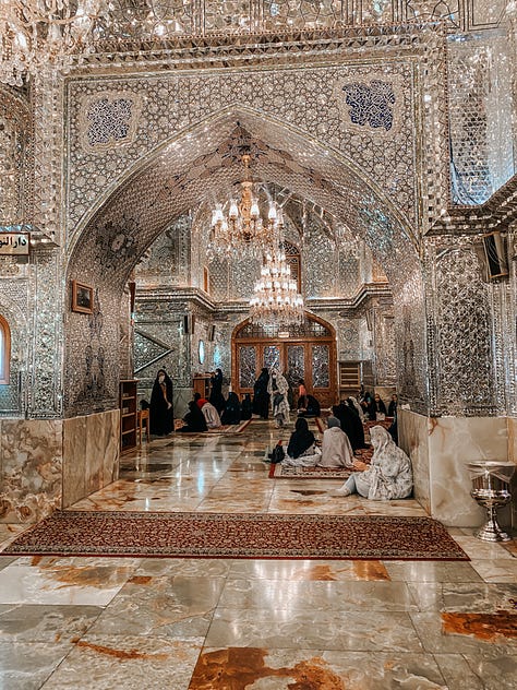 Imagens do interior do mausoléu de Shah Cheragh, em Shiraz, Irã