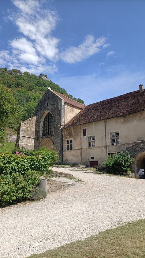 des paysages du Jura, beaucoup de vert, de l'eau, des vieilles pierres, des vignes, un musée, un petit hotel charmant, une place de village un chateau