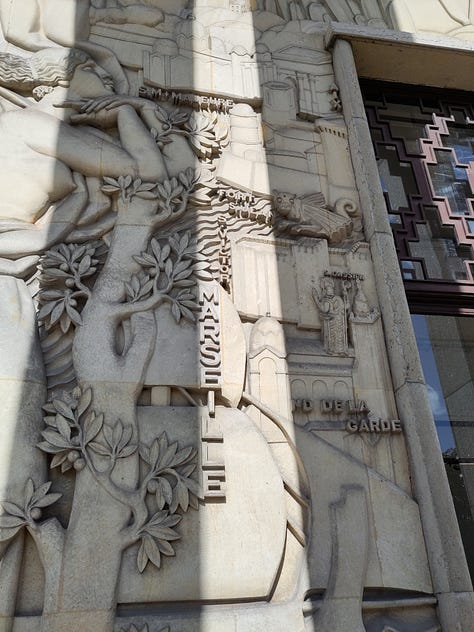 Détails de la façade du Palais de la Porte dorée, à Paris.