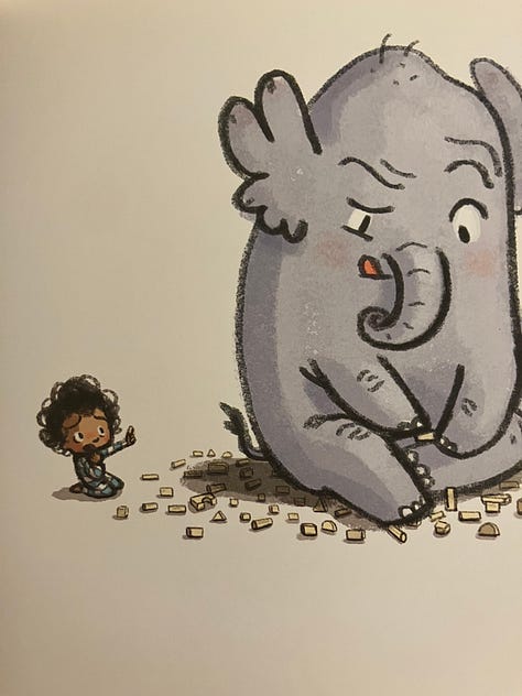 Una iena, un elefante e un orso con un bambino di circa 2 anni che indossa un pigiamone a righe.