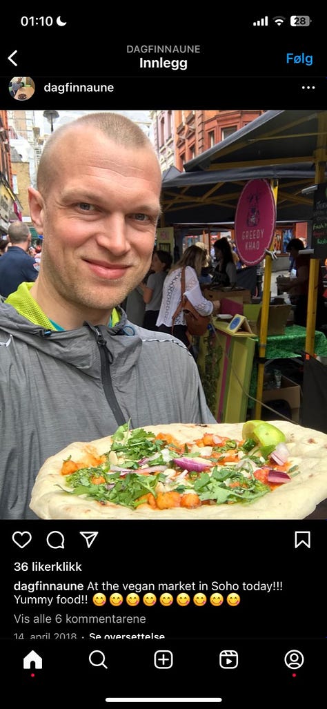 Kostholdsforsker Dagfinn Aune poserer med pizza på veganske arrangementer