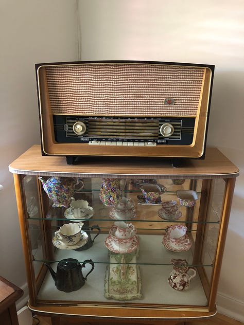 A retro kitchen, an old radio and retro chairs