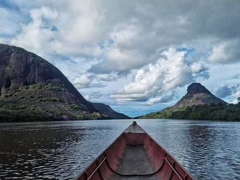 Navegando el río Inírida en medio de los Cerros de Mavicure