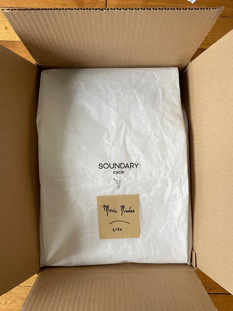 les sac a dos dans des cartons pour expedition
