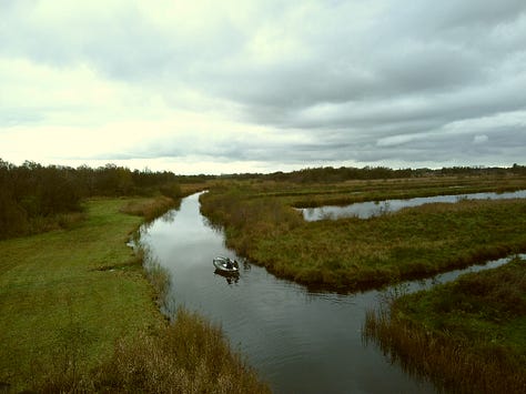 foto 1: foto vogelperspectief water, dan boot waar net twee kinderen instappen met daaronder gras. foto 2: landschap van Giethoorn. Water en groen. Foto 3: ik onder en blauwe lucht met wolken op een meer in een boot.